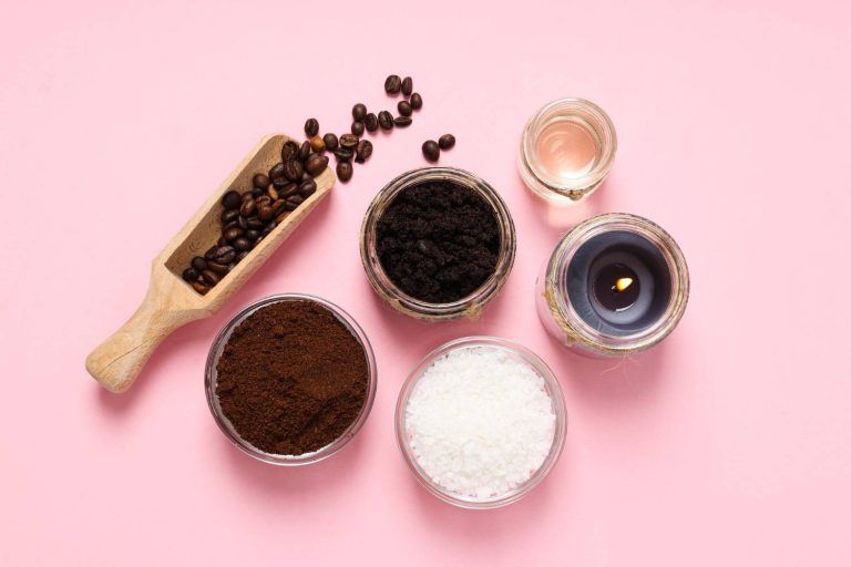 La cafeína en polvo para crear cosméticos