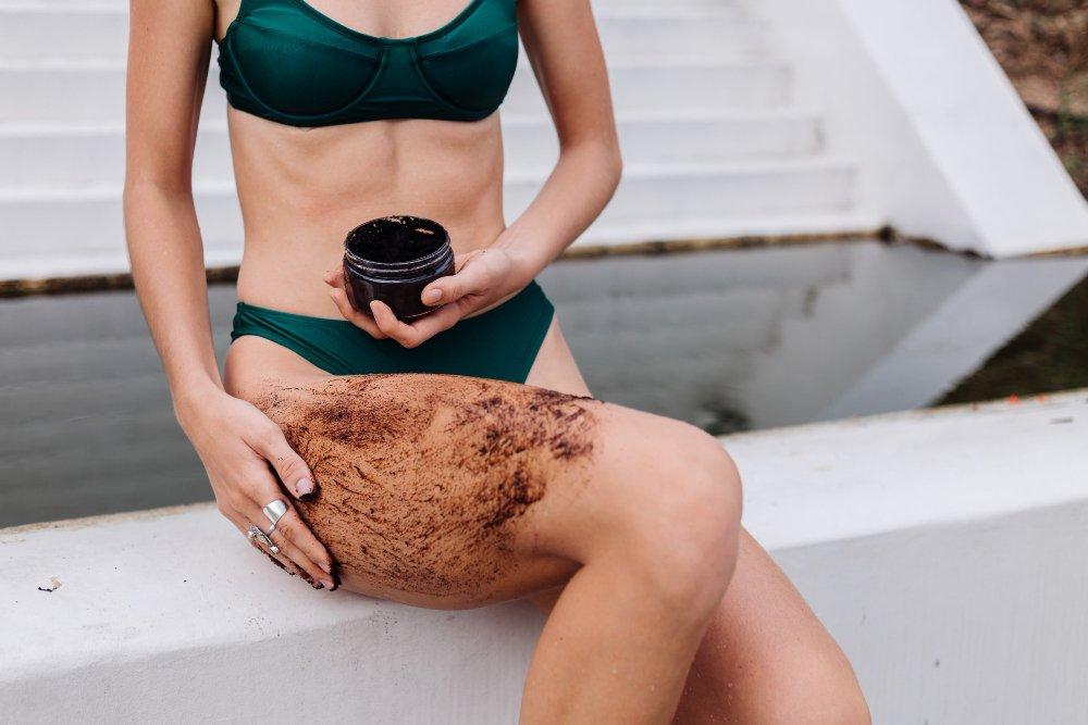 La cafeína anhidra en polvo ayuda a perder peso 1 mujer exfoliandose con una crema de cafeina en polvo casera