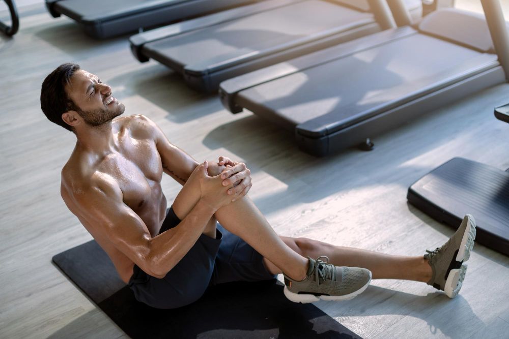 Razones para tomar cafeína después de entrenar 2 hombre-relajando-musculos-depues-de-entrenar-gracias-a-la-cafeina-en-polvo