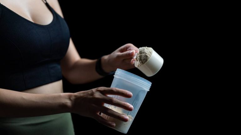 la-cafeina-en-polvo-y-la-proteina-en-polvo-en-batido