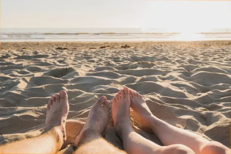 pareja playa como cuidar tu piel tras el verano consejos tips proteger piel sol