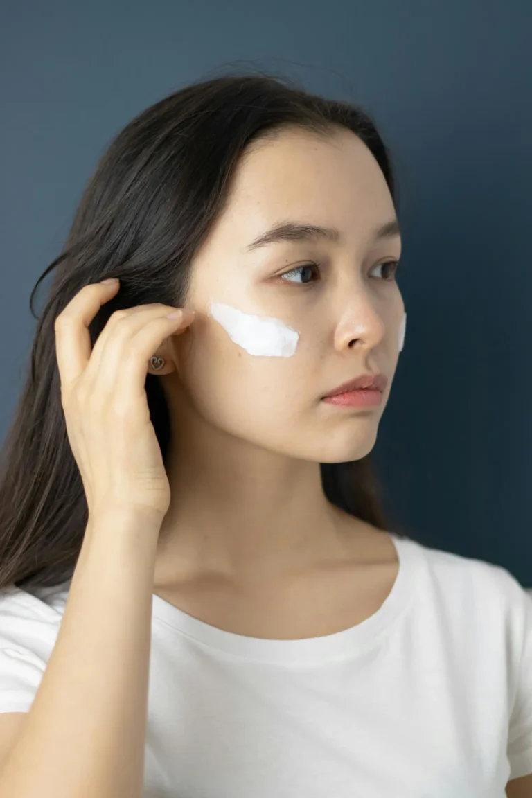 productos para la piel con cafeina anhidra online chica echandose crema