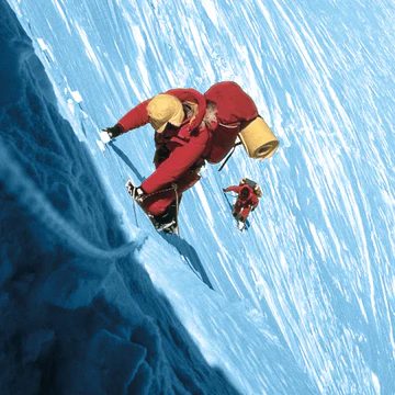 Conoce la ruta de los cadáveres alpinistas del Everest 5 Peter Boardman practicando la escalada