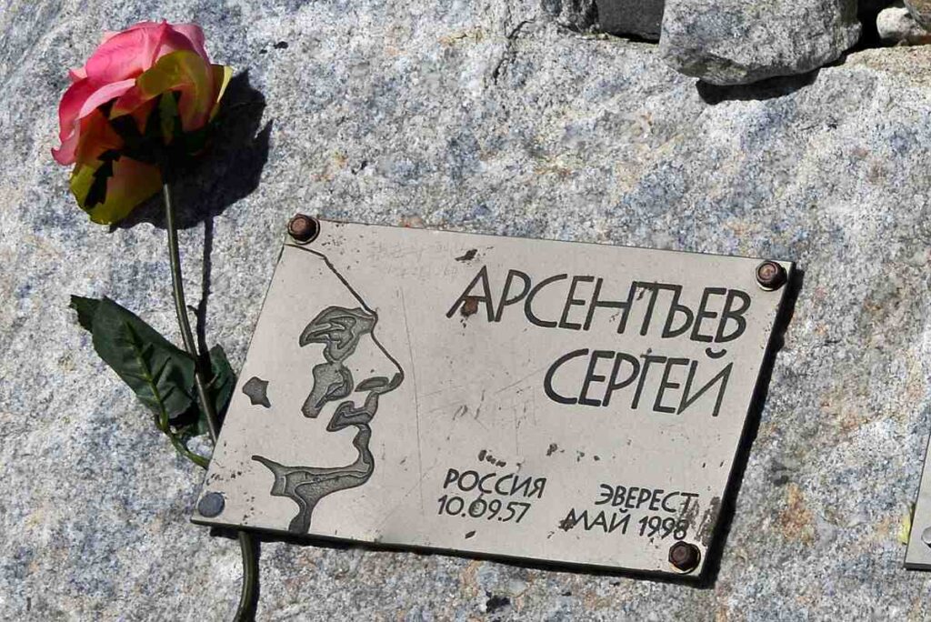 Conoce la ruta de los cadáveres alpinistas del Everest 10 Sergei Arsentiev compressed